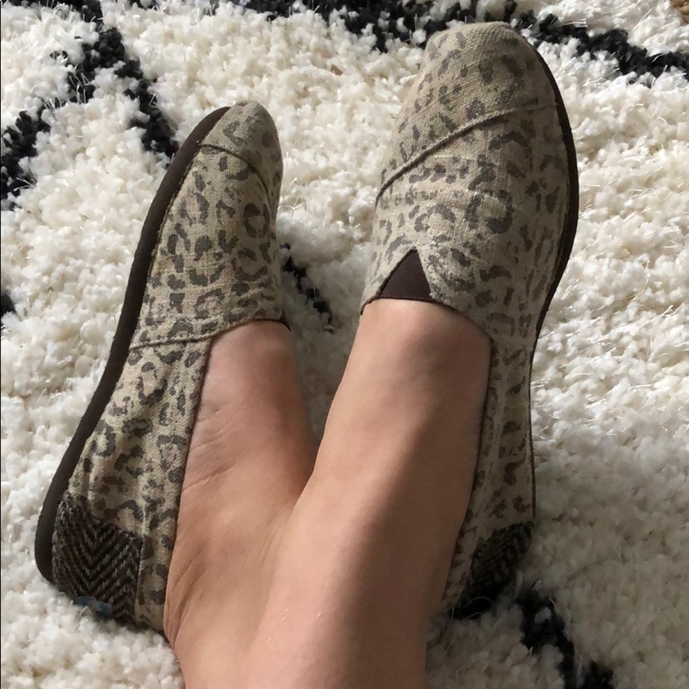 TOMS leopard print women’s size 7, fit like 7.5